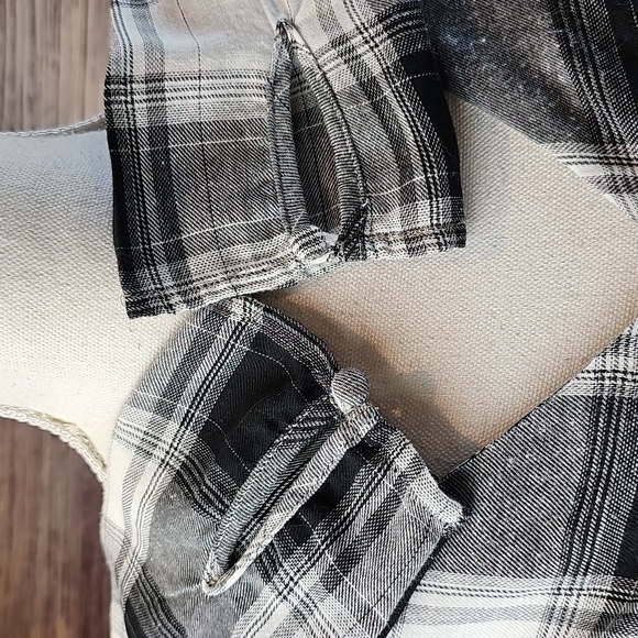 MOD X BLACK & WHITE PLAID LONG SLEEVE PEPLUM TOP - Picture 9 of 11